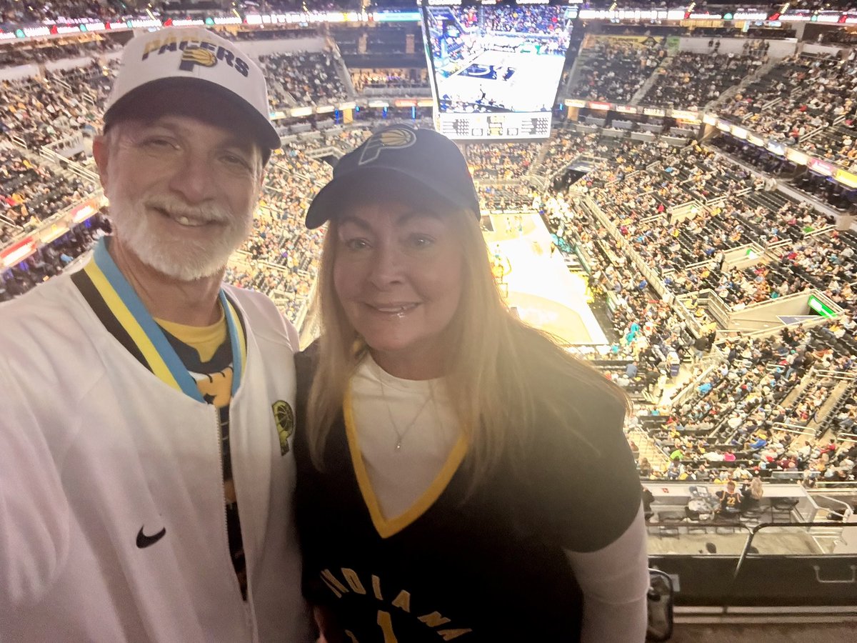 RickStevens63's tweet photo. @DwallsterDrake Confident. Relaxed.
When watching Peyton or Andrew at QB, I never worried about a deficit. Always believed weβd come back. Starting to feel that way about AR.
But me & #TheBossOfMe are at the Pacers game right now. So Go Pacers!! https://t.co/flDFAdKxE5