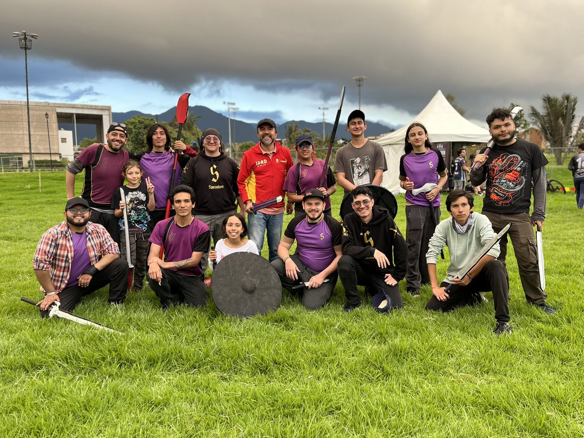 danielgarciacg's tweet photo. Hoy acompañé la jornada de #DistritoA y tuve la oportunidad de conversar con quienes lideran disciplinas de E-sports y deportes alternativos. Escuché sus logros y revisamos cómo desde el @idrd podemos apoyarlos.
¡Estamos comprometidos con su desarrollo y crecimiento en Bogotá! https://t.co/ETBKESHSnP