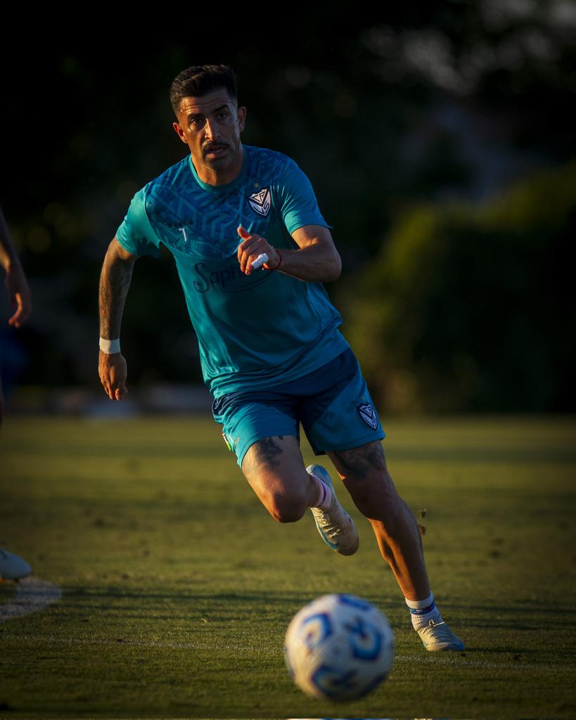 Velez's tweet photo. Dos finales.
Dos sueños.

Vamos por todo 💪🏼💙 https://t.co/AyC5P6B47v