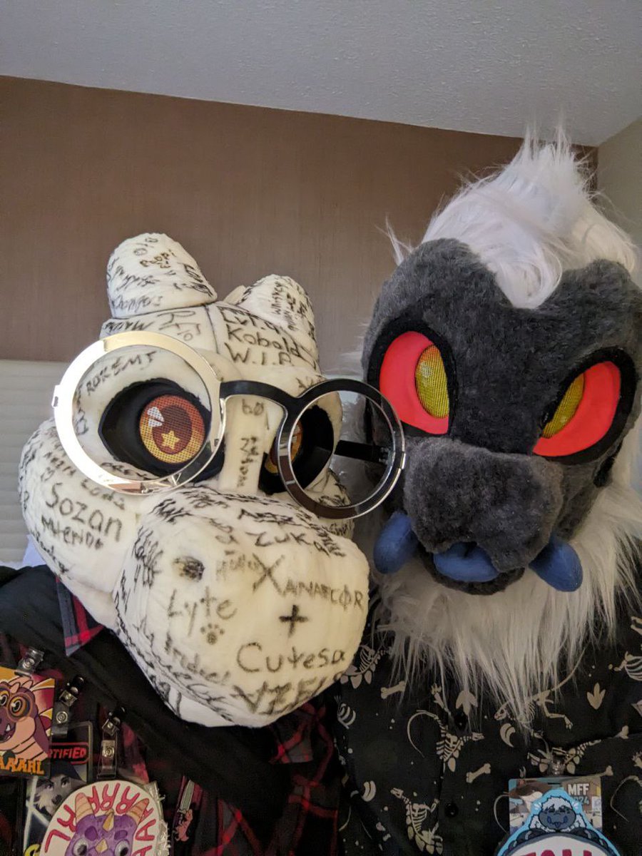 WE GOING OUT AND ABOUT IN OUR HEADS!! ONE LAST TRIP IN THE LOBBY BEFORE FOOD! 🐉 🕷️ ✨