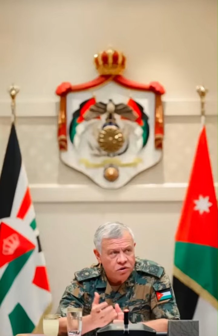 esraa9sy's tweet photo. تحرق الشعوب انفسها لعزل رؤسائها ونحن نحرق العالم ليبقى ابا الحسين ملكاً دمت لنا اباً وملكاً واخاً وصديقاً يا أبا الحسين المفدى.
#المملكه_الاردنيه_الهاشميه
#الملك_عبدالله_الثاني
#الاردن https://t.co/6xlpeS5pPP