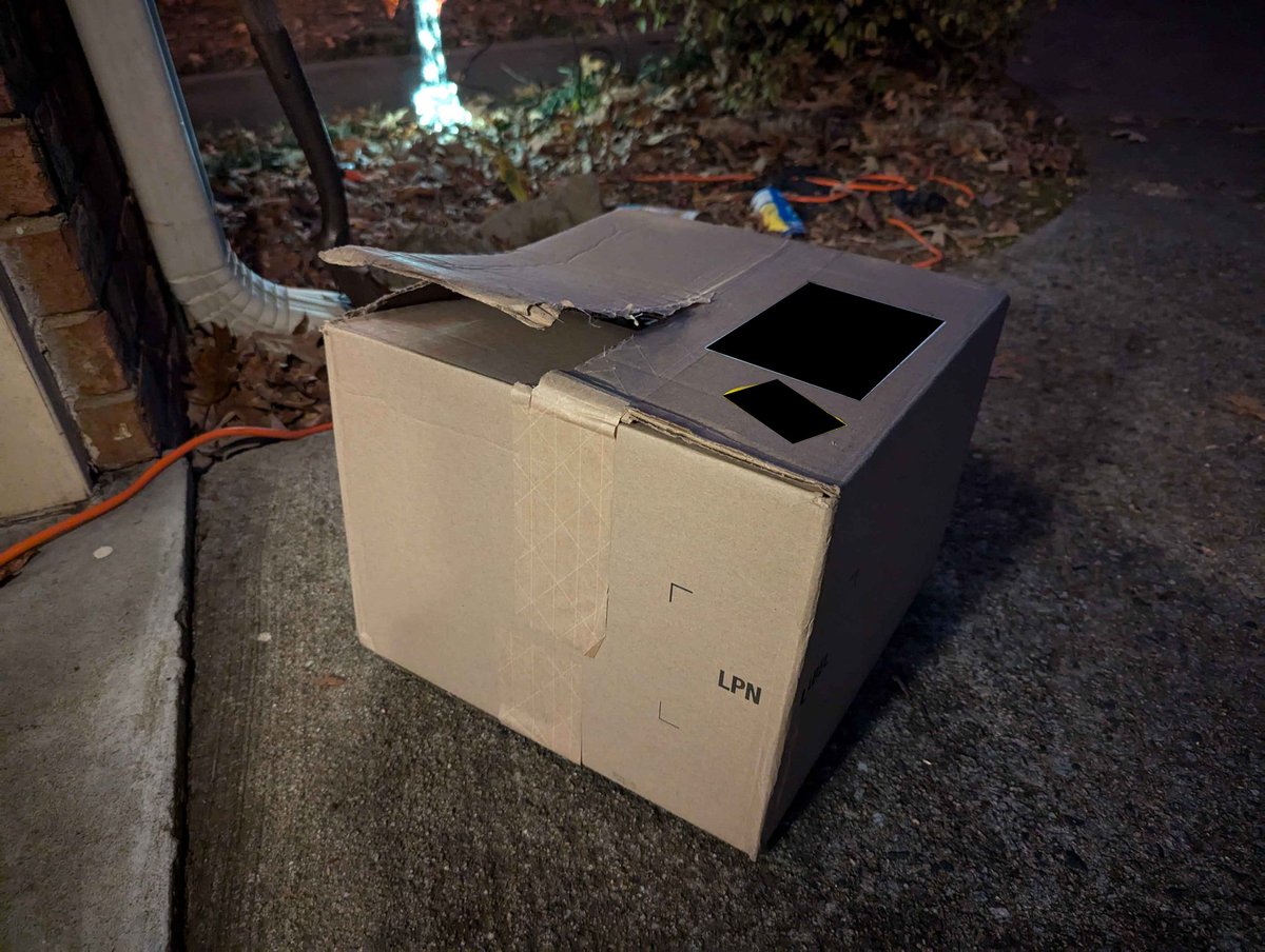 theinfinitemyth's tweet photo. @FedExHelp this is absolutely unacceptable. It's clear as day someone in your org attempted to peek at the contents of my package somewhere between the company sending the products, and myself. No way does the box look like this under normal handling. I'm irate. DO BETTER!!! https://t.co/nx6YF6HHNd