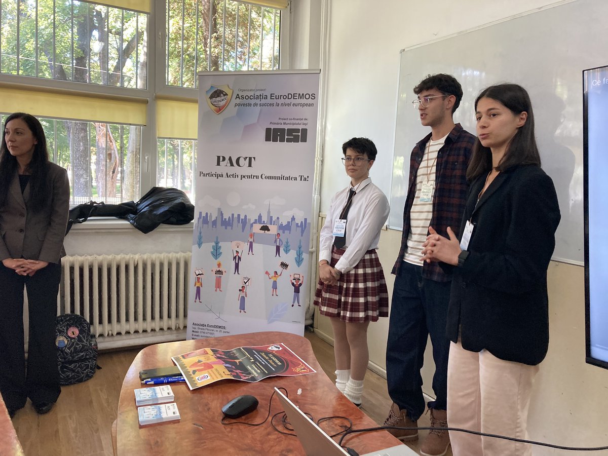EuroDEMOS's tweet photo. 😏Dreptul de a participa, subiect pe care tineri de la Liceul cu Program Sportiv Iasi l-au discutat cu echipa #PACT. Astfel, ei s-au familiarizat ✅cu #dreptullavot, ✅procedura de alegere a #parlamentarilor, ✅rolul si atributiile acestora. #tineri #educatiecivica https://t.co/a6hcgcYUXu