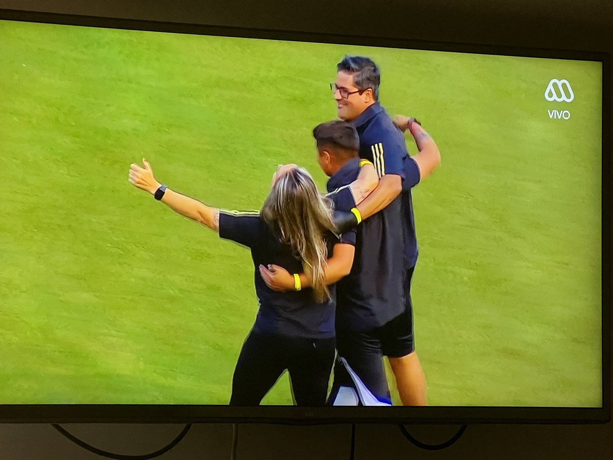 LaCon_Sentida's tweet photo. Campeón, Campeón, campeón hay uno solo SE LLAMA COLO COLO… quien es ?
EL ETERNO CAMPEÓN !! 🎵🎶🎵🎶🎵
TRI CAMPEONAS 🖤🤍
#albas
#VamosAlbas
#VamosColoColoCTM
#VamosColoColo
#FinalDeCampeonato
#VamosLasAlbas https://t.co/zYHBz8k8u6