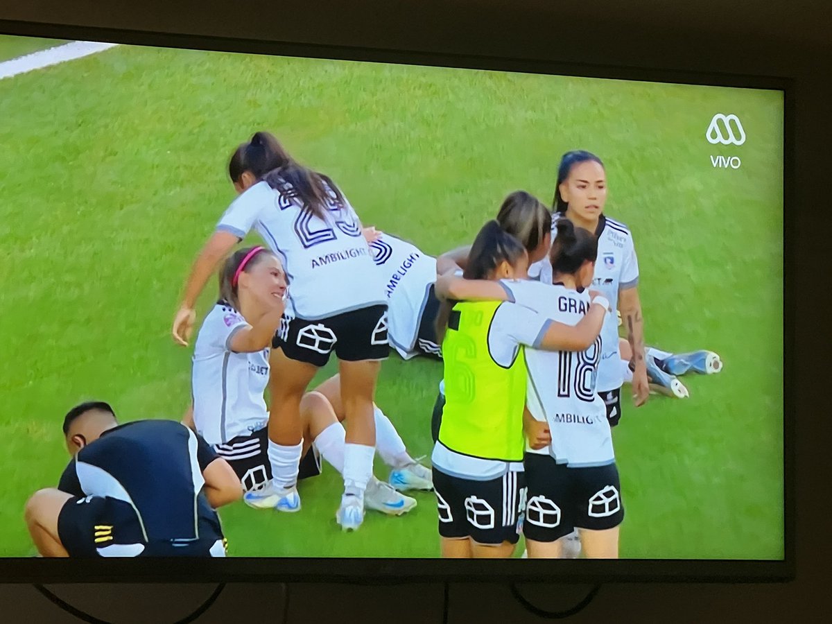 LaCon_Sentida's tweet photo. Campeón, Campeón, campeón hay uno solo SE LLAMA COLO COLO… quien es ?
EL ETERNO CAMPEÓN !! 🎵🎶🎵🎶🎵
TRI CAMPEONAS 🖤🤍
#albas
#VamosAlbas
#VamosColoColoCTM
#VamosColoColo
#FinalDeCampeonato
#VamosLasAlbas https://t.co/zYHBz8k8u6