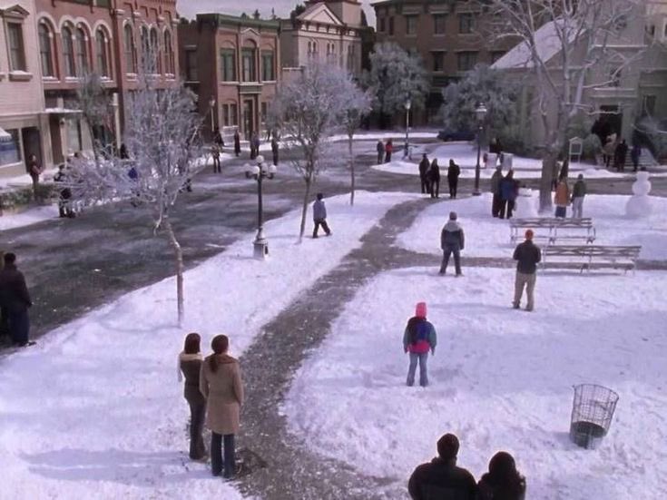 thinkergilmore's tweet photo. winter in stars hollow, gilmore girls https://t.co/PFt6VZWSZK