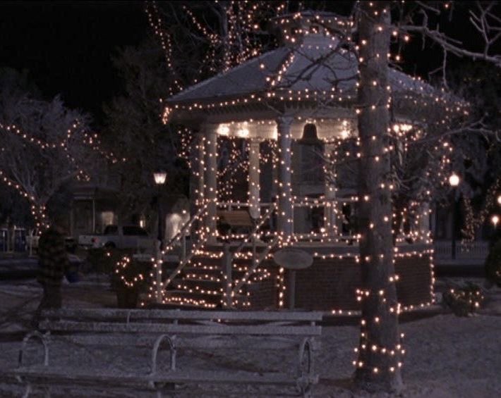 thinkergilmore's tweet photo. winter in stars hollow, gilmore girls https://t.co/PFt6VZWSZK