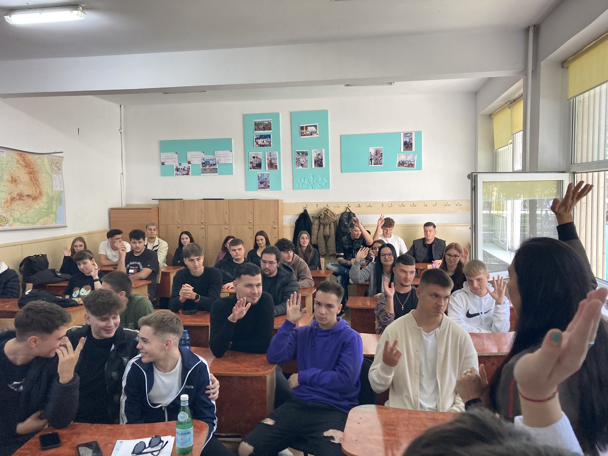 EuroDEMOS's tweet photo. 😏Dreptul de a participa, subiect pe care tineri de la Liceul cu Program Sportiv Iasi l-au discutat cu echipa #PACT. Astfel, ei s-au familiarizat ✅cu #dreptullavot, ✅procedura de alegere a #parlamentarilor, ✅rolul si atributiile acestora. #tineri #educatiecivica https://t.co/a6hcgcYUXu
