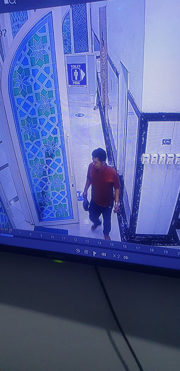 msaid_didu's tweet photo. MOHON BANTUAN !!!
Teman saya hp nya dicuri saat kami dengar ceramah menunggu sholat syuruk di Mesjid Rahmatan Lil Alamin Modernland Tangerang.
 Pencurinya sdh kami lacak di CCTV Mesjid.
Mhn bantuan teman2 cari pencuri ini https://t.co/hY02kVTkRw