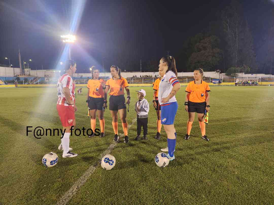 FannyRuetalo's tweet photo. 22a Copa Nacional de Fútbol Femenino "Rosa Albarenque" Categoría Absoluta  
EN JUEGO 
Anglo de Fray Bentos 🆚️
 @CNdeF_FLORIDA 
@AmilcarCaula 
@antoalanis_ 
@SportMania2015 https://t.co/yU7p5fHVaS