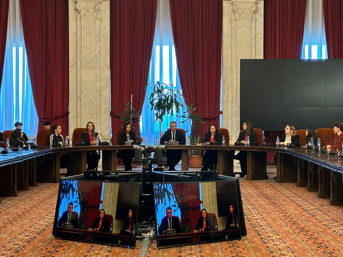 EuroDEMOS's tweet photo. 🙂🤝O dezbatere constructiva intre #tineri si #parlamentari ieseni a fost organizata de 🤩 #EuroDEMOS in cadrul proiectului #PACT – Participa Activ pentru Comunitatea Ta! la #PalatulParlamentului. Proiect coordonat de Asociatia EuroDEMOS si cofinantat de Municipiul Iasi. https://t.co/ItqQEtCoD2