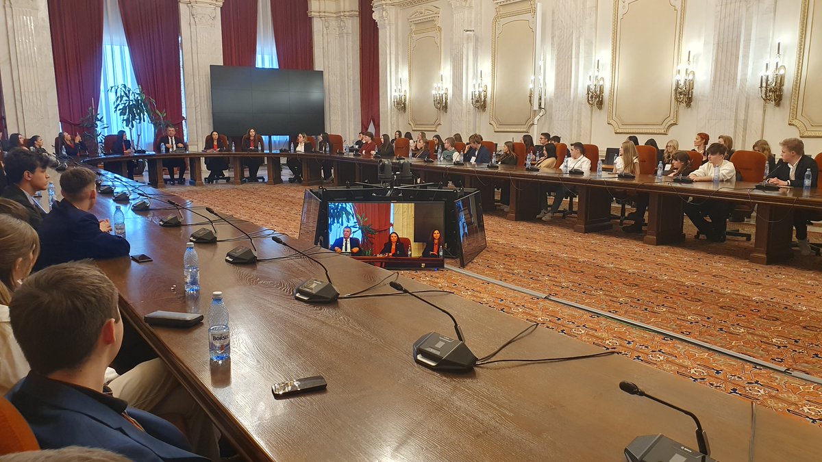 EuroDEMOS's tweet photo. 🙂🤝O dezbatere constructiva intre #tineri si #parlamentari ieseni a fost organizata de 🤩 #EuroDEMOS in cadrul proiectului #PACT – Participa Activ pentru Comunitatea Ta! la #PalatulParlamentului. Proiect coordonat de Asociatia EuroDEMOS si cofinantat de Municipiul Iasi. https://t.co/ItqQEtCoD2