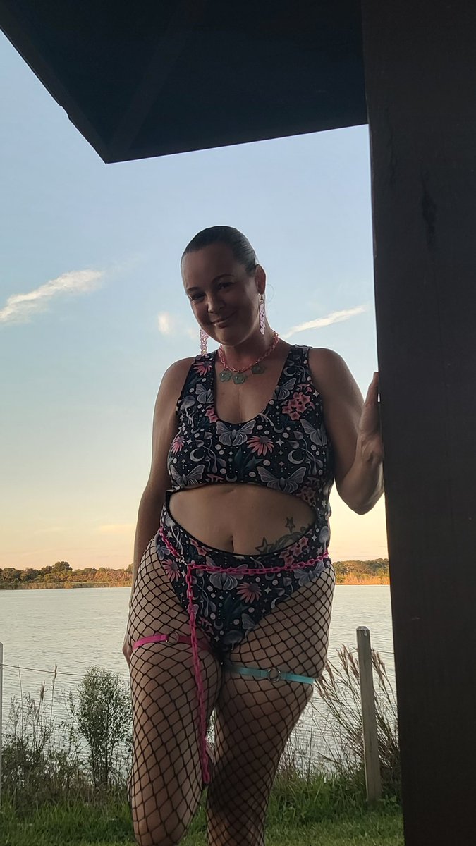 R3ady2Rag3's tweet image. Fairy butterfly vibes on day 3 💫🧚‍♂️✨️

I&apos;m so excited to be working with @electricspacethreads 💖

This outfit makes me feel like a beautiful fairy butterfly 🦋 

#cyclopsarmy
#Cyclopscove3
#ravemom

Bodysuit: @electricspacethreads