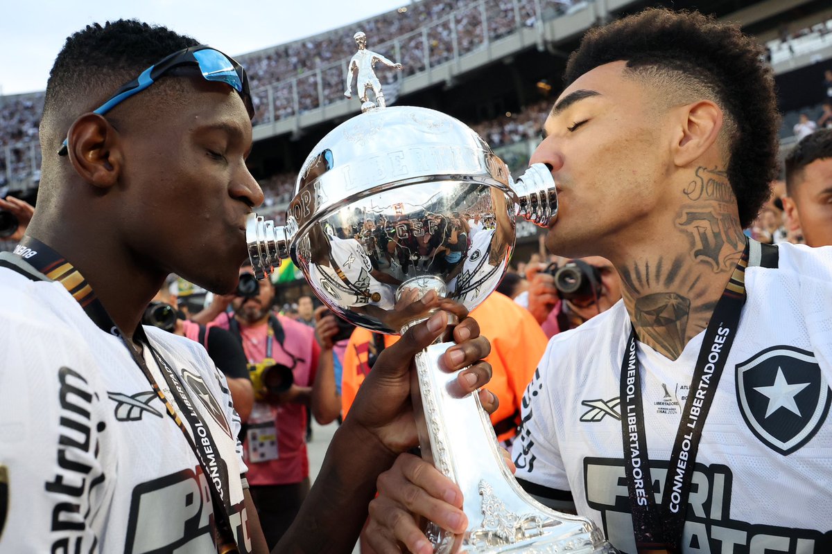 Botafogo's tweet image. Eu vejo o futuro repetir o passado! 🤩🏆 #VamosBOTAFOGO

📸 Vítor Silva/ BFR