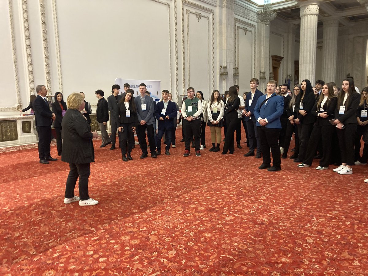 EuroDEMOS's tweet photo. 1️⃣0️⃣0️⃣ de tineri selectati din #Iasi au beneficiat de 🇷🇴Vizita de Studiu la Palatul Parlamentului organizata de Asociatia #EuroDEMOS in cadrul proiectului #PACT – Participa Activ pentru Comunitatea Ta!, proiect cofinatat de Municipiul Iasi. https://t.co/LynP3Zgcfe
