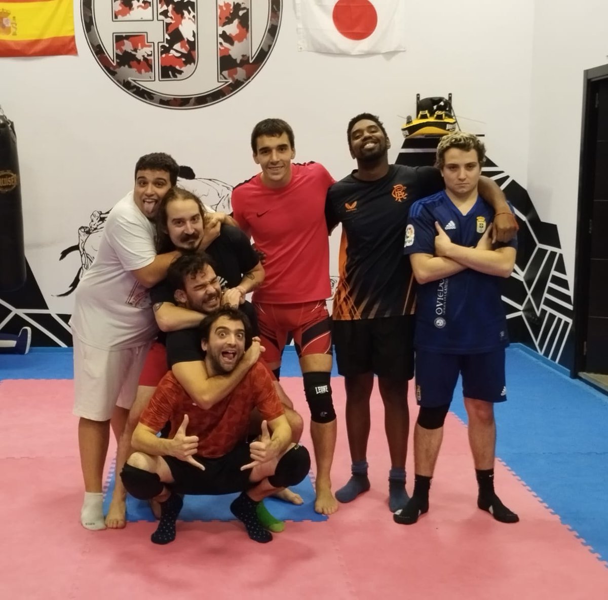 WrestlingAstur's tweet photo. Nueva tarde de seminario en ATW, en esta ocasión con el cerrajero de las estrellas, Sputnik, luchador de @ResistPW, muy agradecidos por esta oportunidad y el aprendizaje, y gracias también al luchador de @coast_wrestling, @TylerJacksonPW por asistir también. https://t.co/aTYWUewwGU