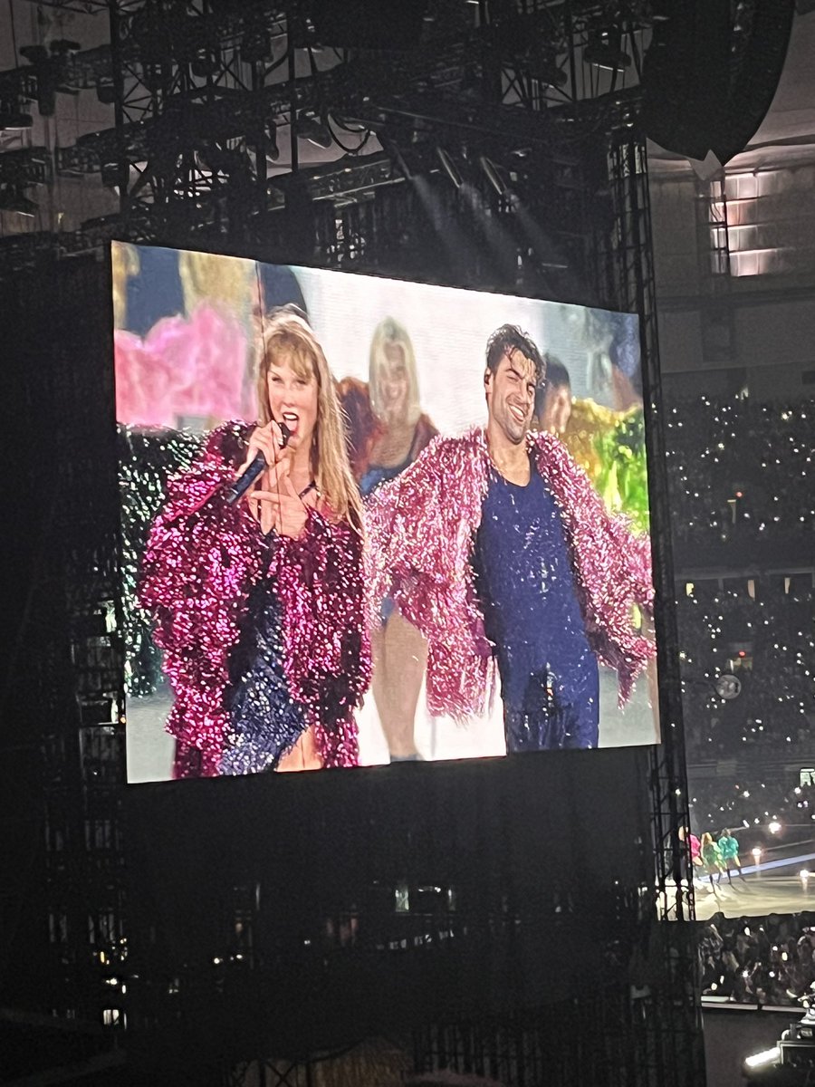 redstarlighttv's tweet photo. some of my fave pics from last night #VancouverTSTheErasTour #TSTheErasTour https://t.co/HFUd1TkitB