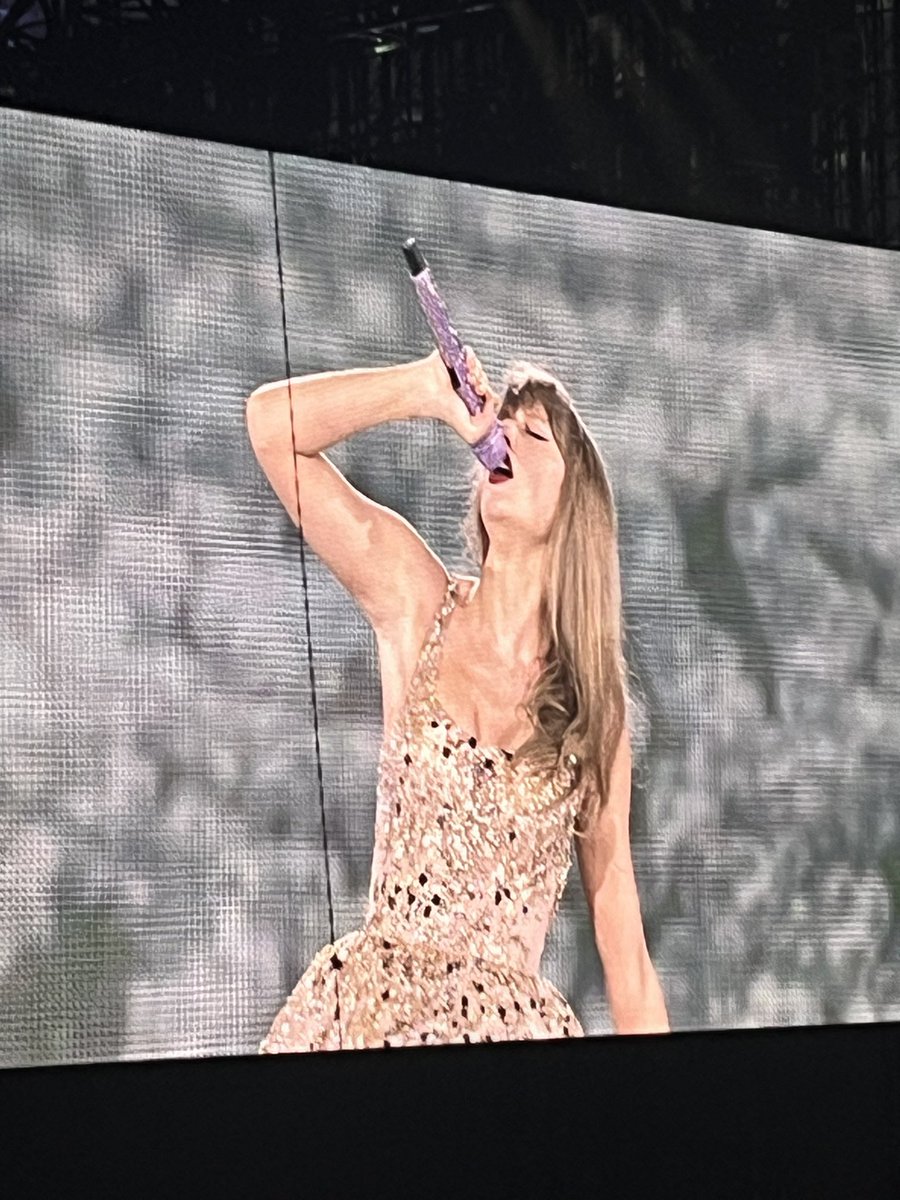 redstarlighttv's tweet photo. some of my fave pics from last night #VancouverTSTheErasTour #TSTheErasTour https://t.co/HFUd1TkitB