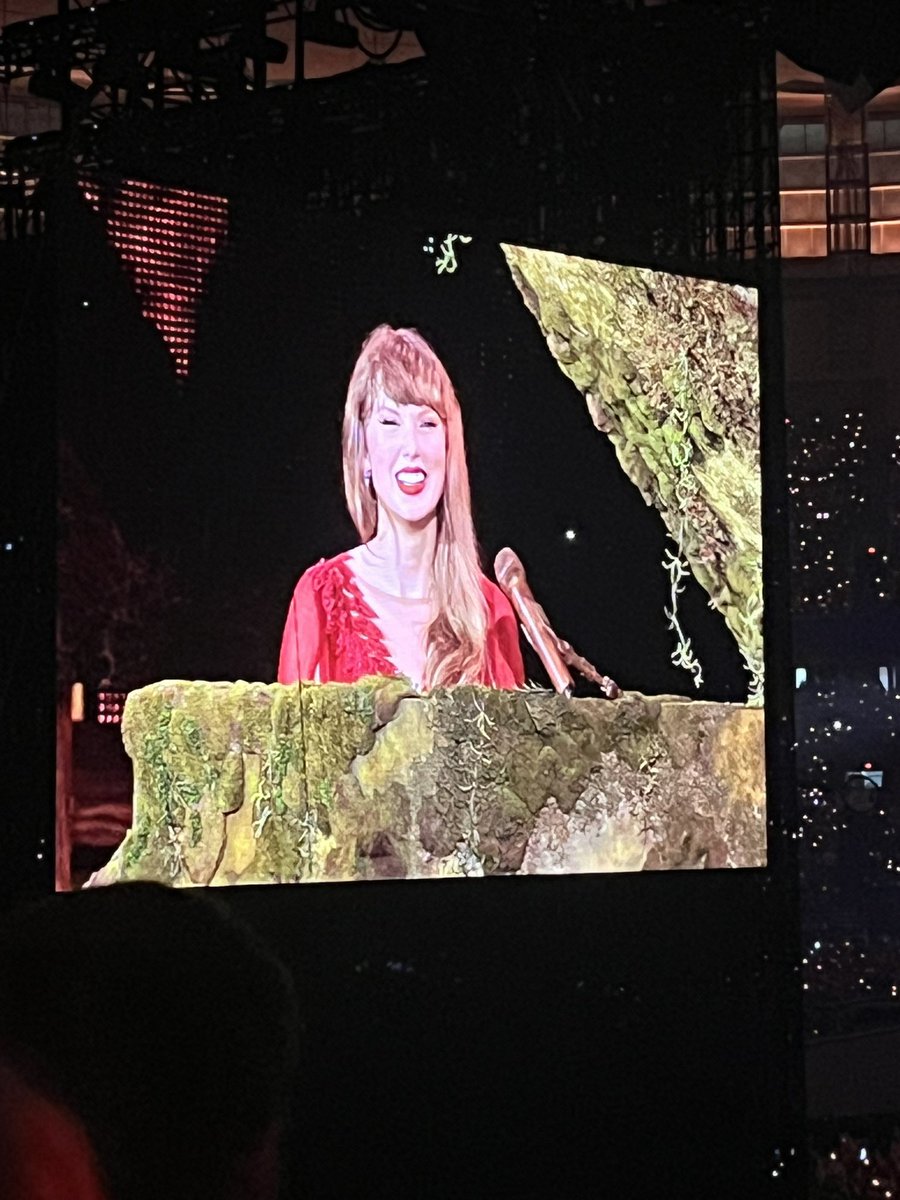 redstarlighttv's tweet photo. some of my fave pics from last night #VancouverTSTheErasTour #TSTheErasTour https://t.co/HFUd1TkitB