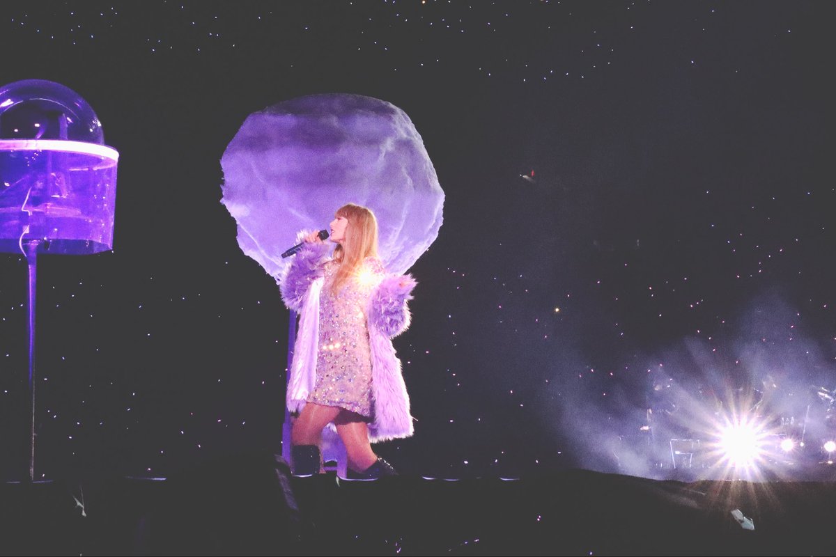 Caroline_Marie_'s tweet photo. In honor of the eras tour ending, drop a photo you took at your show!! 

(MetLife N1) https://t.co/TDAD8nSYn3