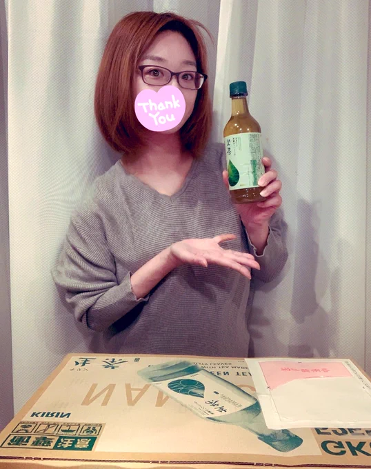 なぁ〜さんからクリスマスプレゼントが届きました生茶24本触覚出てしまうくらい嬉しい、ありがとうございますしかも1000件達成直後に届いたからなんだか1000倍嬉しいですこれからも頑張りますなぁ〜さん、寒いから体に気をつけて年末過ごしてね 