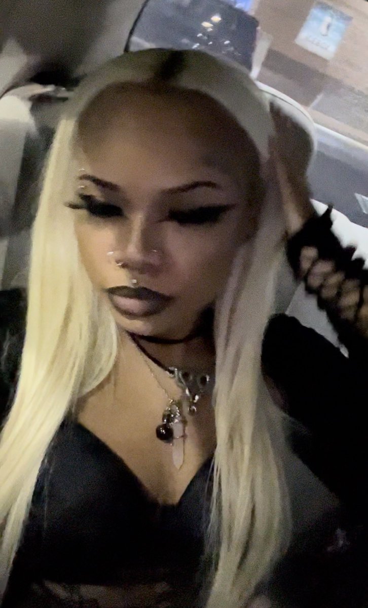 teribearsta's tweet photo. 👱🏽‍♀️🖤 https://t.co/3riax14Nbl