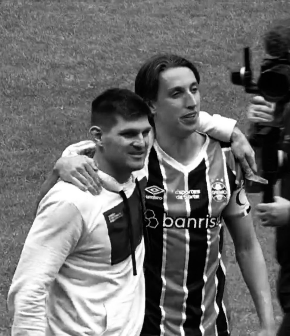 tailaperes's tweet photo. H I S T Ó R I A 
💙🤍🖤 https://t.co/k2tlMEL72X