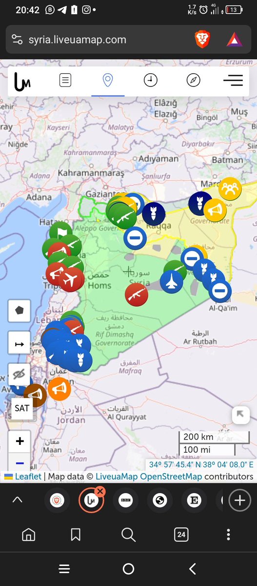 El papel crucial de los kurdos: Mientras que los kurdos fueron clave para derrotar a ISIS en el norte de Siria, su situación sigue siendo precaria. Turquía continúa atacándolos y apoya a grupos islamistas como los de HTS, aumentando las tensiones en la región.