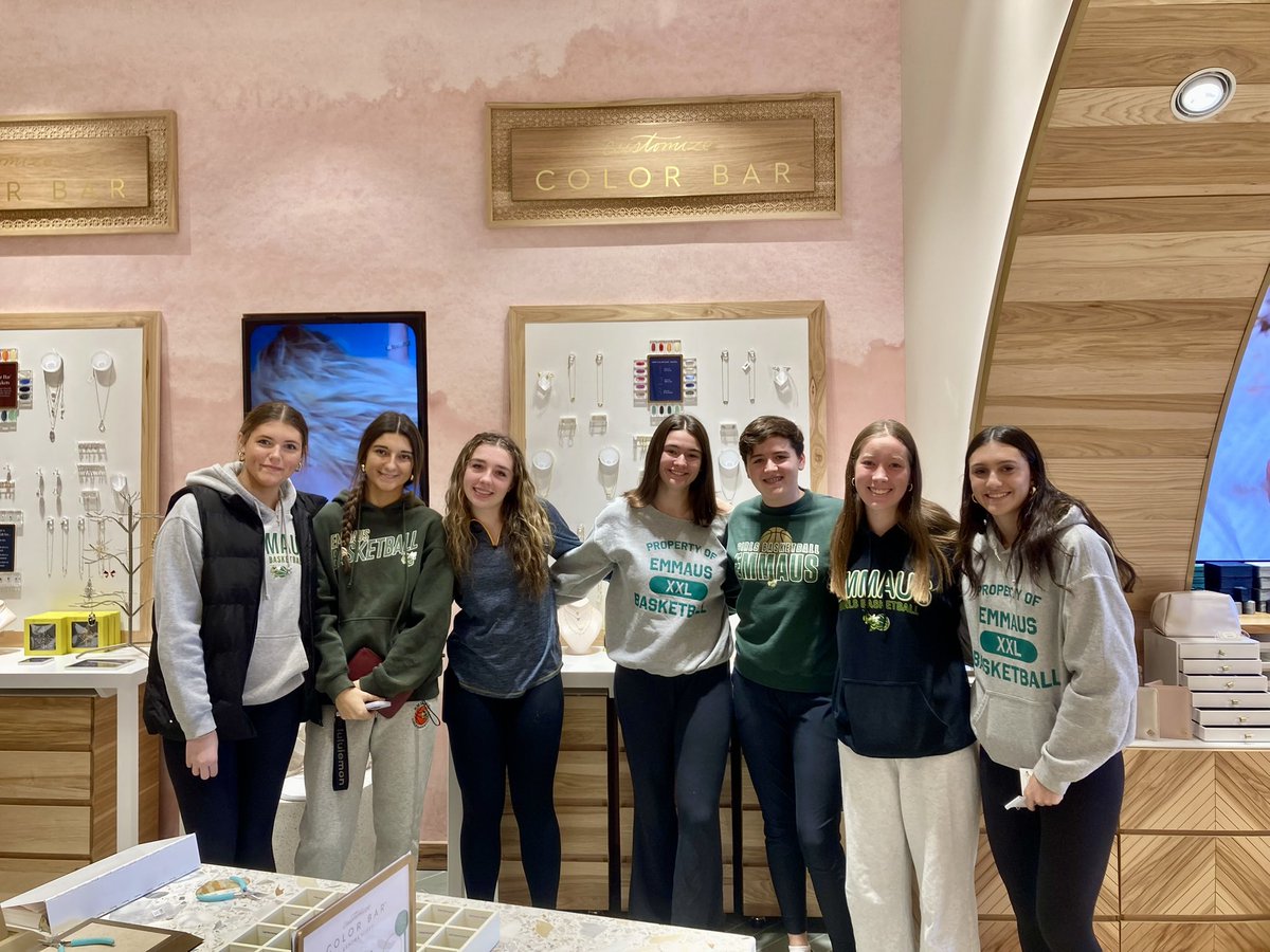 EHSGBB's tweet photo. Don’t miss out on your chance to help support the Emmaus Girls Basketball program with some Kendra Scott jewelry!  Fundraiser closes 12/14/2024, use the code GIVEBACK-HZXUJ at checkout on https://t.co/auxHSHo6Fa to ensure your purchase counts for the fundraiser!  Anyone is eligible to participate, so feel free to share with friends and family! @KendraScott