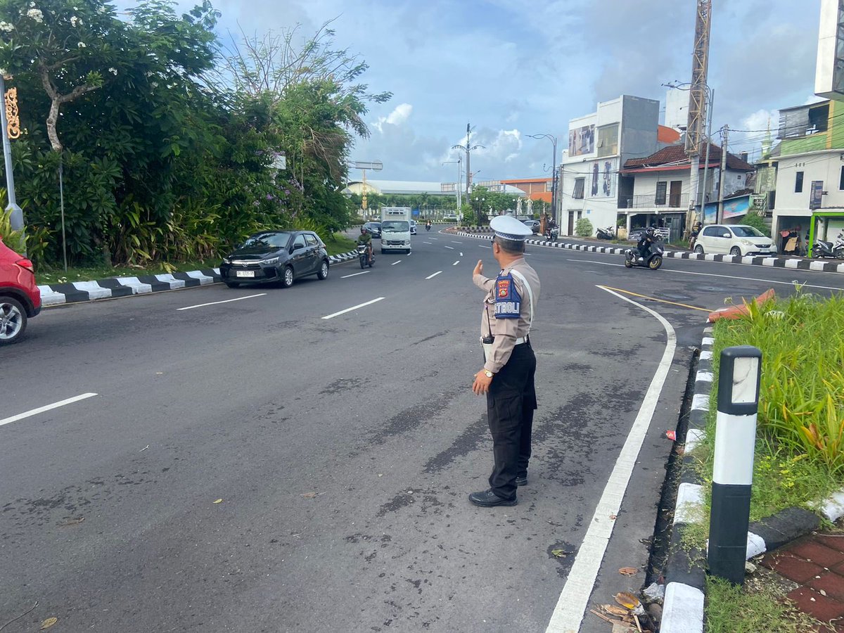 DpsLantas's tweet photo. Personil Satlantas Polresta Denpasar melaksanakan giat pengaturan arus lalin di Simpang-simpang dalam Kota, atensi arus lalin pada titik kepadatan kegiatan masyarakat serta terwujudnya situasi kamseltibcarlantas, situasi lalin ramai lancar

#spripimpolri 
#divisihumas https://t.co/2FXa9Y4c78