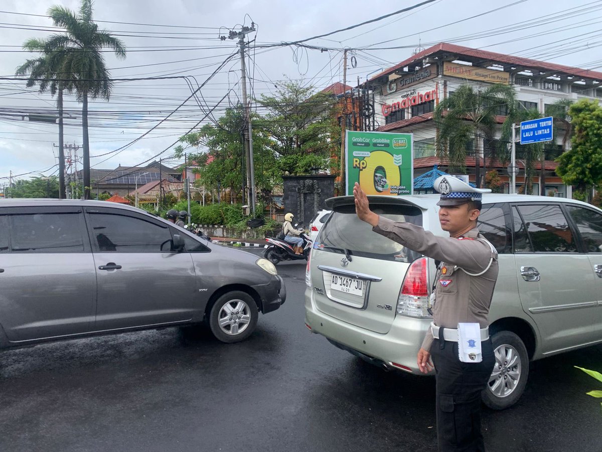 DpsLantas's tweet photo. Personil Satlantas Polresta Denpasar melaksanakan giat pengaturan arus lalin di Simpang-simpang dalam Kota, atensi arus lalin pada titik kepadatan kegiatan masyarakat serta terwujudnya situasi kamseltibcarlantas, situasi lalin ramai lancar

#spripimpolri 
#divisihumas https://t.co/2FXa9Y4c78