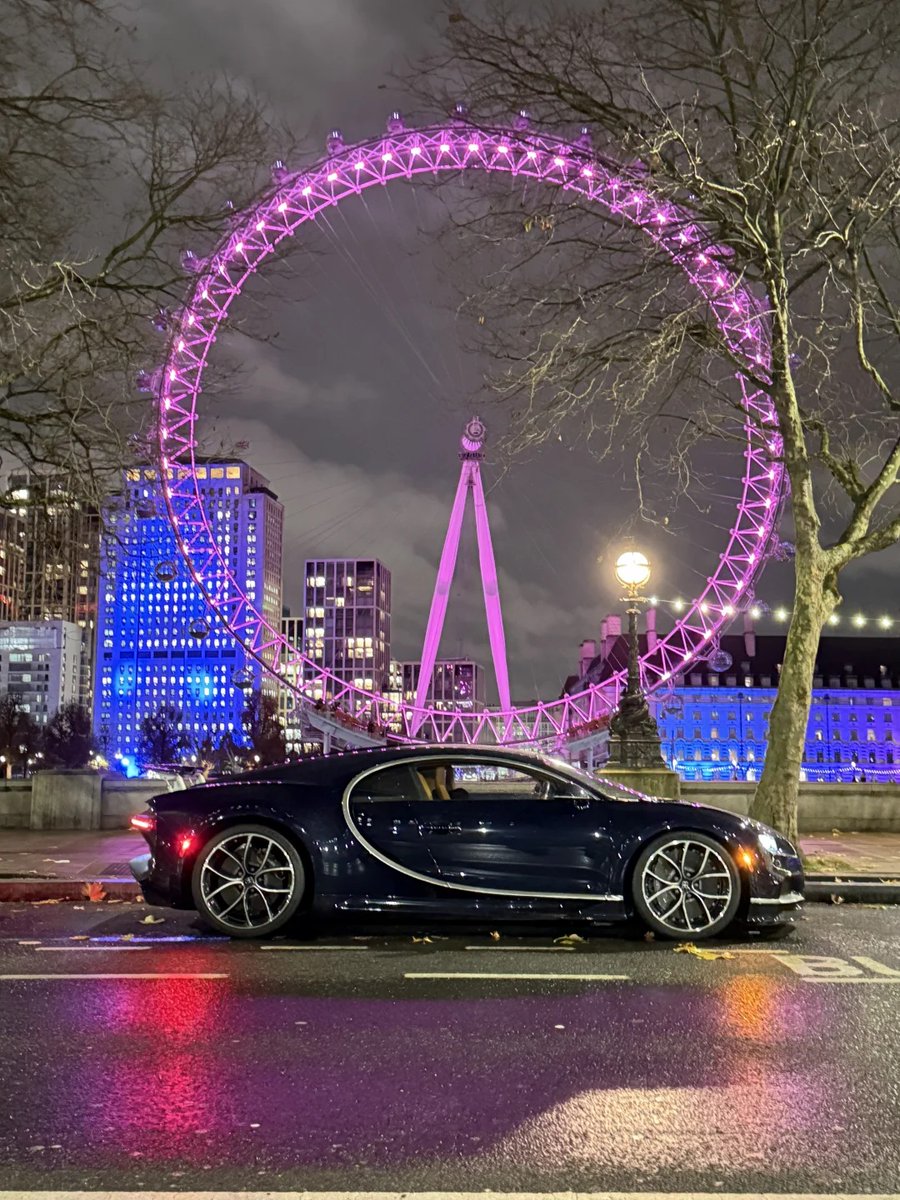orientalli's tweet image. A night scene featuring a luxurious car underneath stunning street lights shaped like angels, enhancing the festive atmosphere.