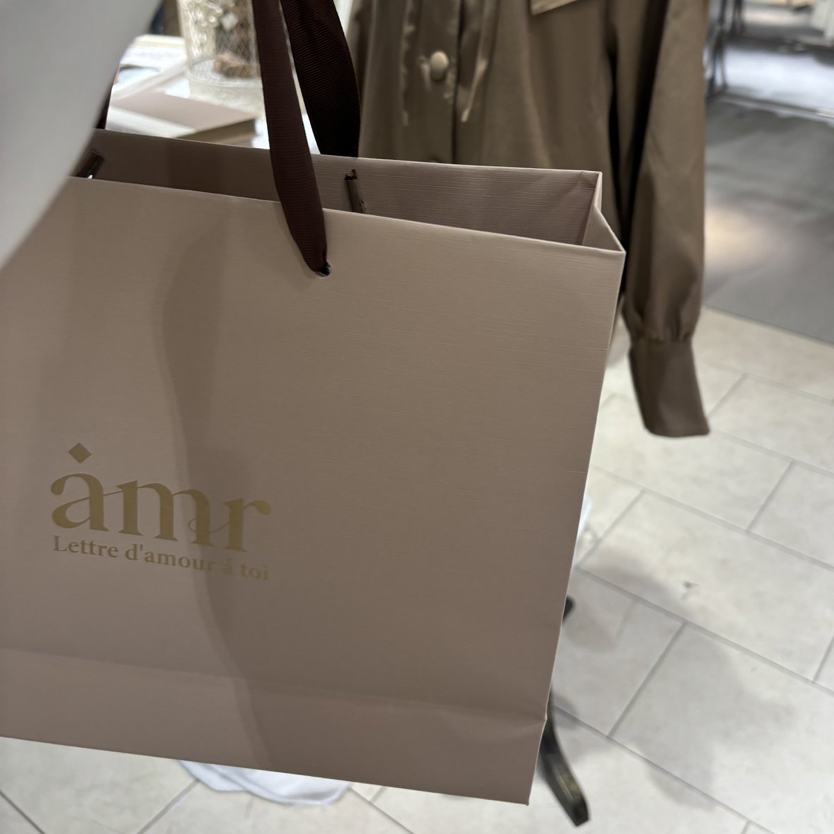 nogi_miko's tweet photo. @amr__official_ 4周年おめでとうございますっ！
amr.に出会ってからずっとamr.が大好きで、ここまで自分の理想が詰まった服屋さんに出会えたのが初めてだったの、でお母さんにもお友達にも勝手に広めちゃってます😂
色合いも服のデザインもモデルさんたちも本当に可愛くて大好きです🥰
これからも頑張ってくださいっ！ https://t.co/2SEhFwVxpT