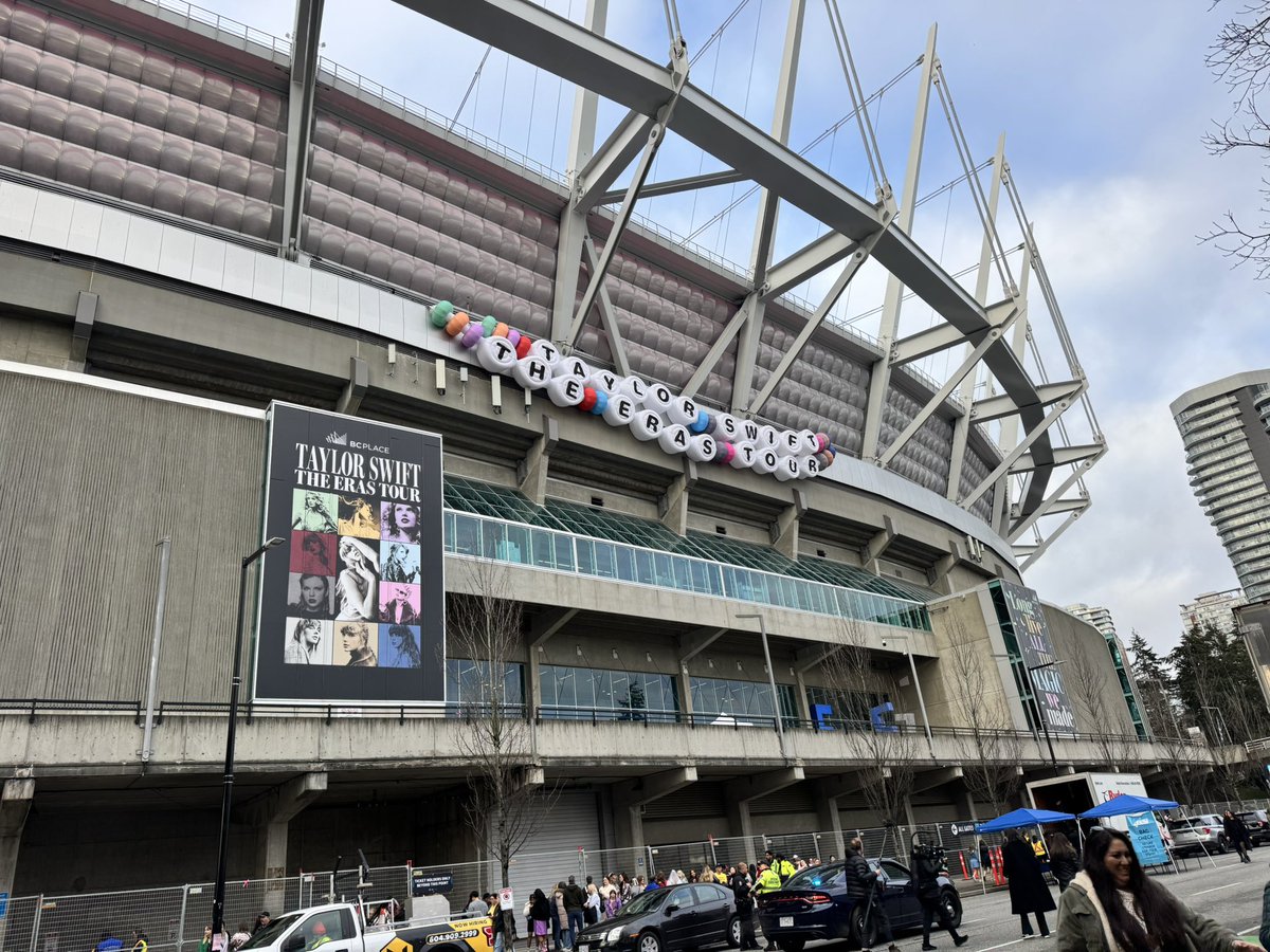 cyip28's tweet photo. @ErasTourResell Yes please!! I’m done here and. Even trying to get a set. I’m down by bc place right now!! https://t.co/KgUNoSjDid