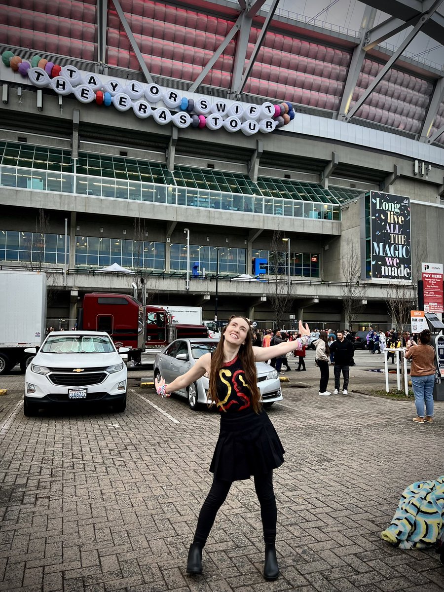 RebeccaEKnowles's tweet photo. @taylornation13 screaming crying! #VancouverTSTheErasTour https://t.co/Om226Di8AC