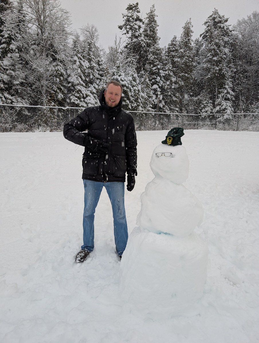 Simonds_HS's tweet image. #Seabees we hope your Sunday was fantastic! Mr. Webb had a great day building a #Snowbee 😂. See you tomorrow! ⛄️ ❄️