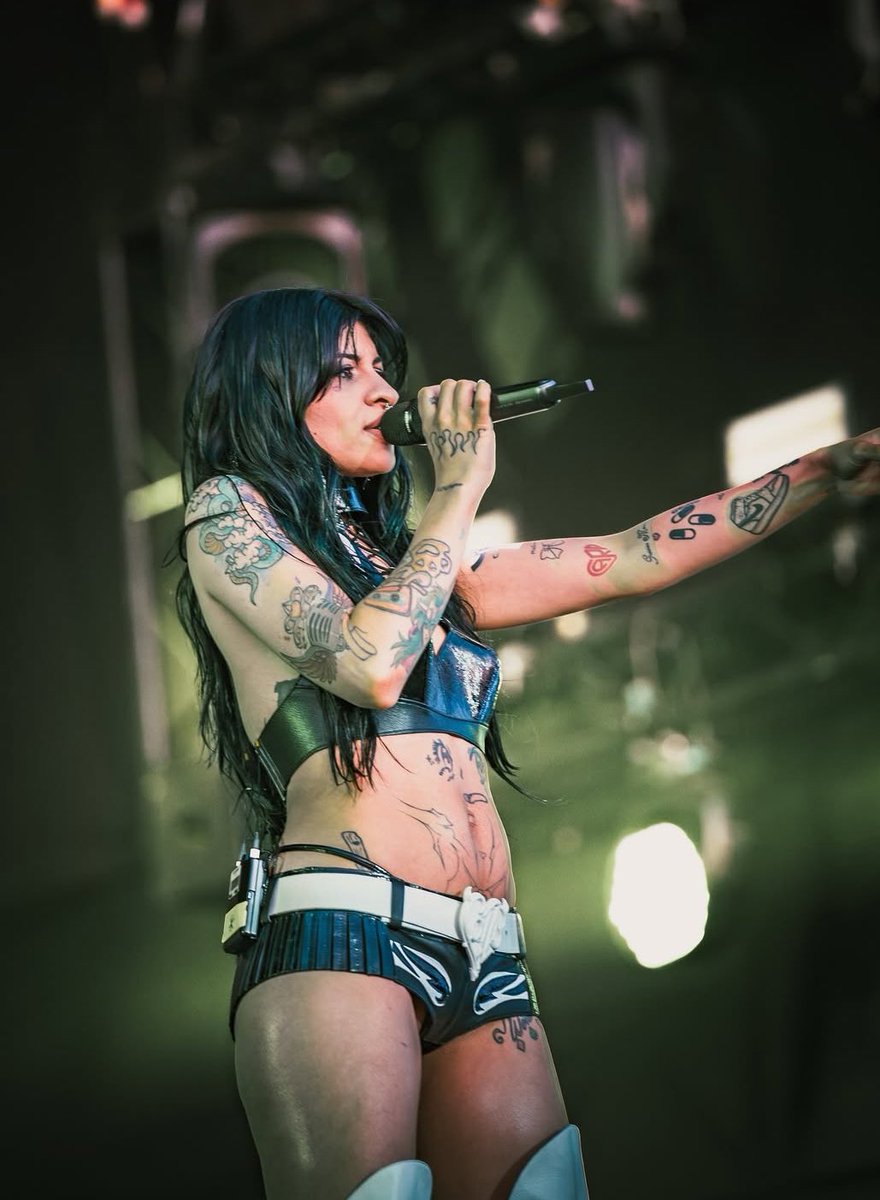 nenatrampamexa's tweet photo. Cazzu hoy durante su show en el BUENOS AIRES TRAP. 🖤🕷️ https://t.co/WeKCBRBOAo