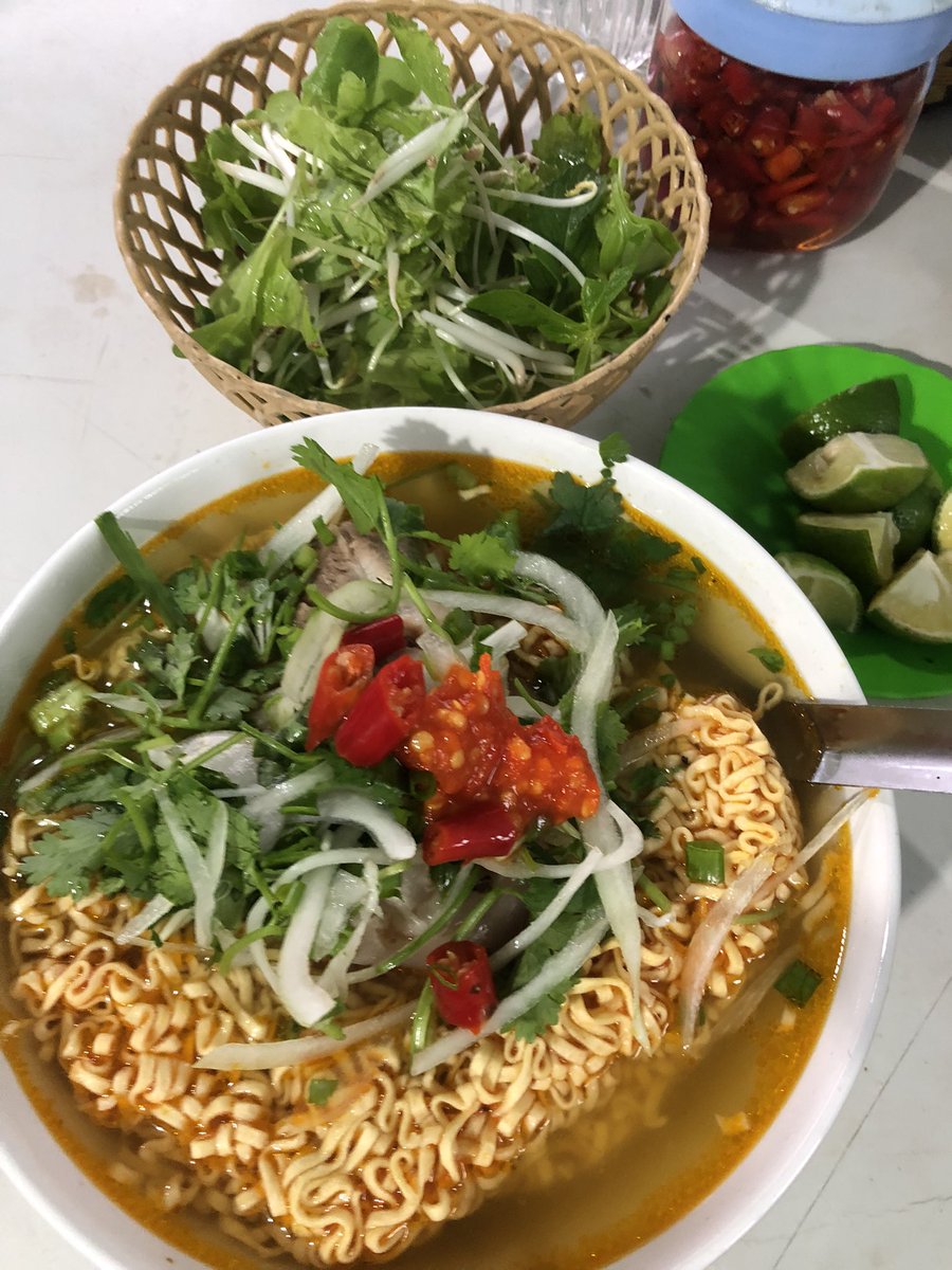 QtVotho's tweet photo. Vua chúa ngày xưa chắc chắn chưa bao giờ được ăn mì tôm https://t.co/3ysW47LiRk