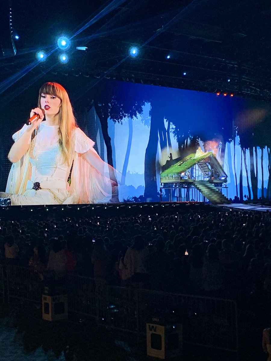 _Lyn_ette's tweet photo. ✨✨I had the time of my life fighting dragons with you. ✨✨

#TSTheErasTour #ThankYouTaylor https://t.co/lr2FEu3tO3
