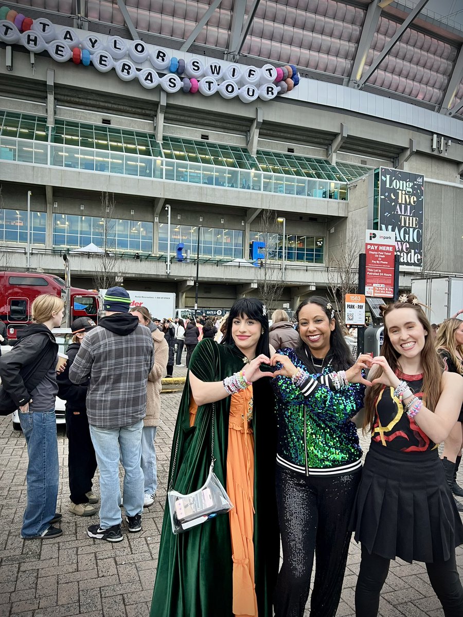 RebeccaEKnowles's tweet photo. Long live the magic we’re about to make 🫶🫶🫶 @taylornation13 @Andie121447 @lolandreatv #VancouverTSTheErasTour https://t.co/bqVysgWeOH