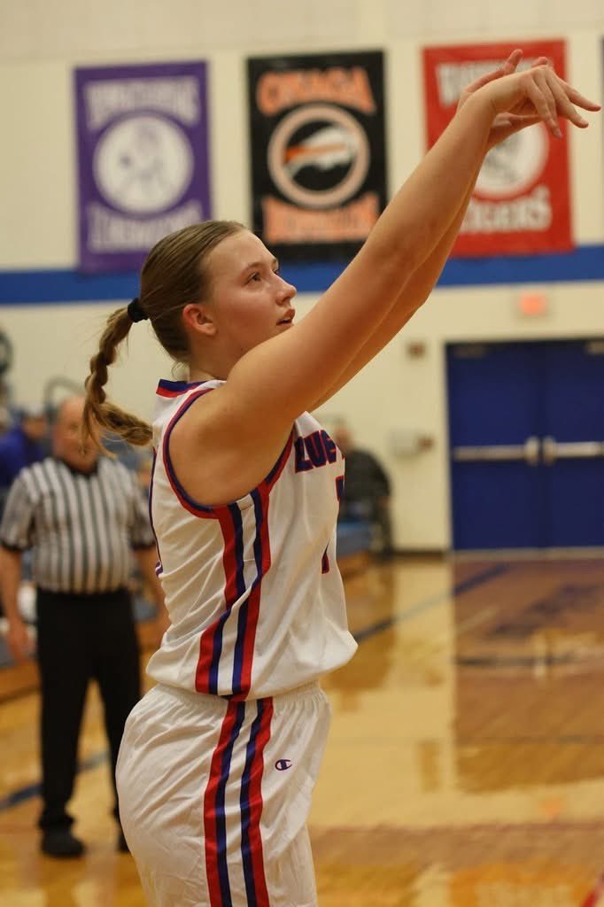 MHKSlamElite's tweet photo. Congratulations to Manhattan Slamβs Brynlyn Brockman from Blue Valley Randolph High School. Lady Rams opened the season with a win against Solomon. Final score: 51-17
Brockman contributed 10pts in the blowout victory. #Slamily https://t.co/vqtDz2ROqY