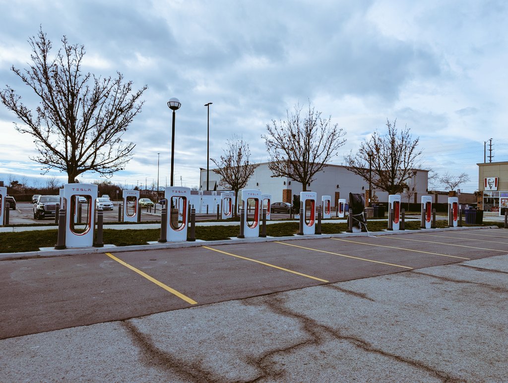 Uday Chandar (@udaychandar25) on Twitter photo South Mississauga Supercharger, fences are off. Looks like cabinets and stalls installed.
They may open up sooner.
<a href="/DriveTeslaca/">Drive Tesla 🇨🇦</a>
<a href="/TeslaCharging/">Tesla Charging</a>
x.com/DriveTeslaca/s… South Mississauga Supercharger, fences are off. Looks like cabinets and stalls installed.
They may open up sooner.
<a href="/DriveTeslaca/">Drive Tesla 🇨🇦</a>
<a href="/TeslaCharging/">Tesla Charging</a>
x.com/DriveTeslaca/s…