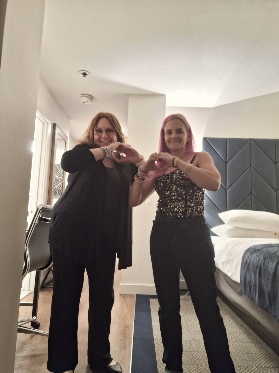 stephnconner's tweet photo. @taylornation13 

Having the biggest live stream party in Boston for the last concert!!! 400 people!! https://t.co/a9MuxoiZsP