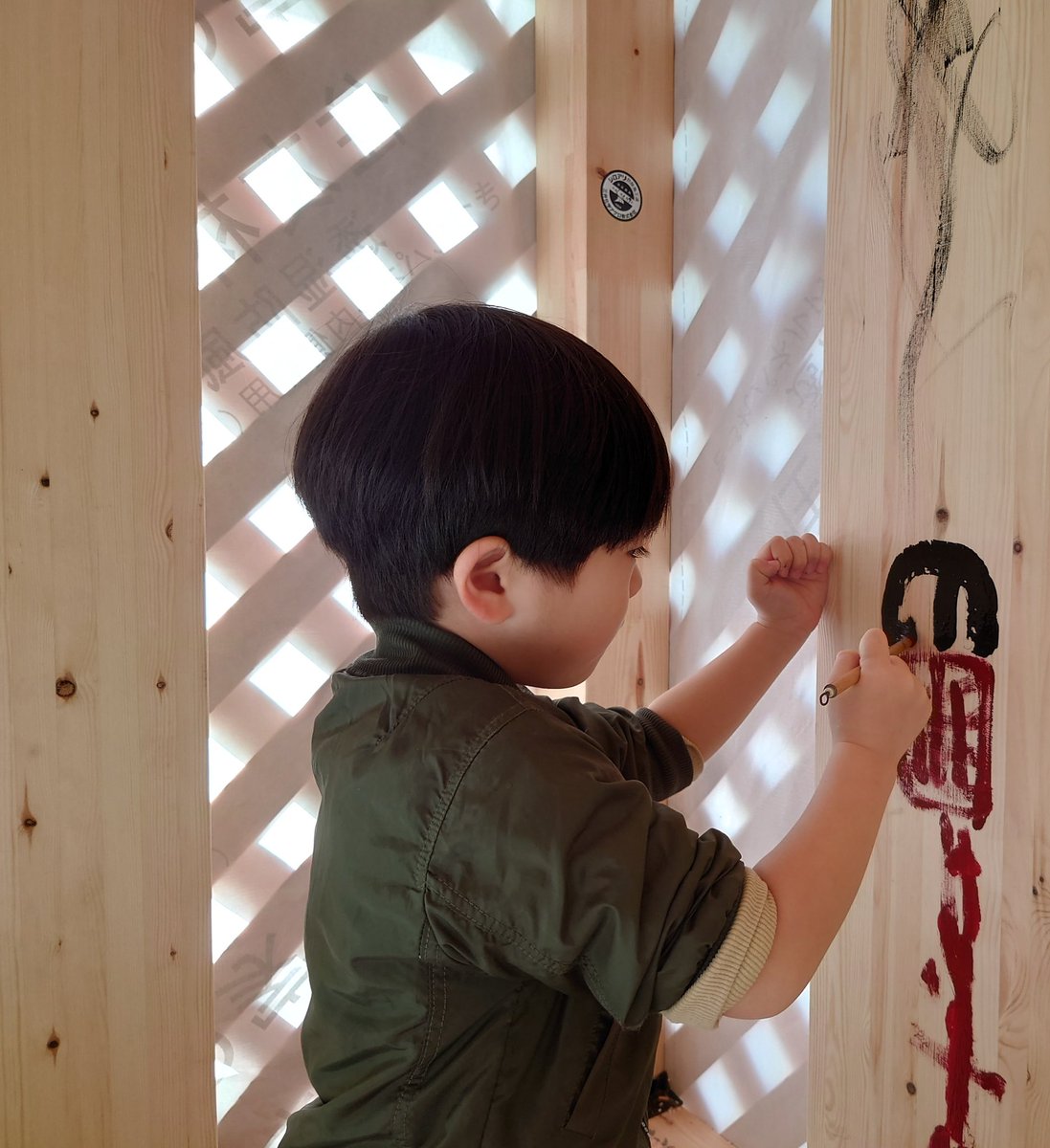 昨日は構造説明の立ち会い、持ち込み建具の寸法打ち合わせでした😊
子供もコラムに書いたりできたので楽しかったみたいです✨️
一階も二階も冬の日差しが入ってきて暖かかった😊軒が深くあるので夏の日差しは室内に入ってこない予定です😊
#住友林業の家
#BF工法
#住友林業木更津営業所
#新築木造住宅