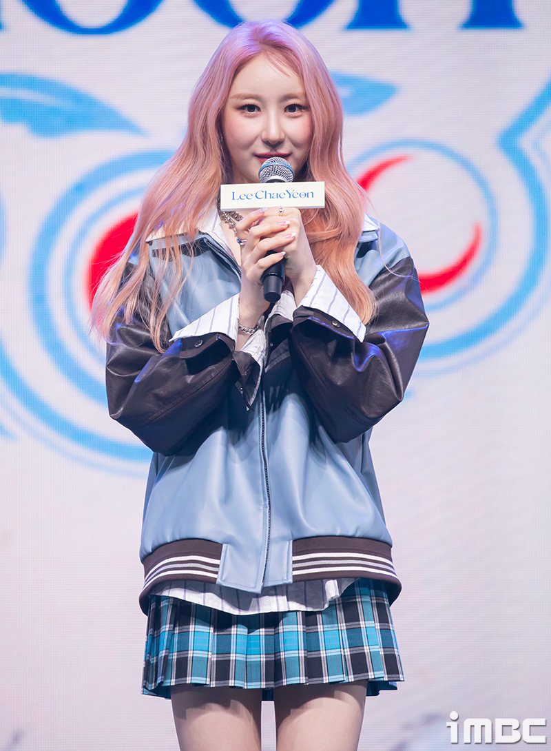 이채연 "연예인이니까 목소리 내는 것…더 나은 세상에서 살자" 
#이채연 #LeeChaeYeon #정치 #비상계엄선포 
#탄핵시위 #탄핵소추안 #정족수미달 #팬 #iMBC연예 

7일 이채연은 팬 소통 플랫폼을 통해 "정치 얘기할 위치가 아니라고? 정치 얘기할 수 있는 위치는 어떤 위치인데? 국민으로서