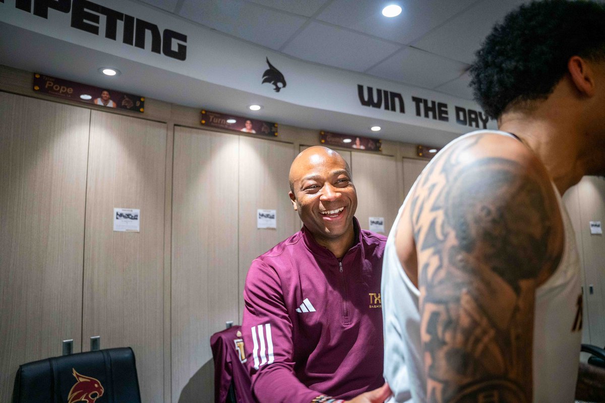 TXStateMBB's tweet photo. 𝙏𝙀𝙓𝘼𝙎 𝙎𝙏𝘼𝙏𝙀 𝙎𝙀𝙍𝙑𝙀𝙎 𝙐𝙋 𝘼 𝙒𝙄𝙉, 
𝘾𝙊𝙊𝙆𝙄𝙉𝙂 𝙍𝙞𝙘𝙚 𝘼𝙏 𝙃𝙊𝙈𝙀! 😼

#EatEmUp | #Now https://t.co/lQnhnVXcCC