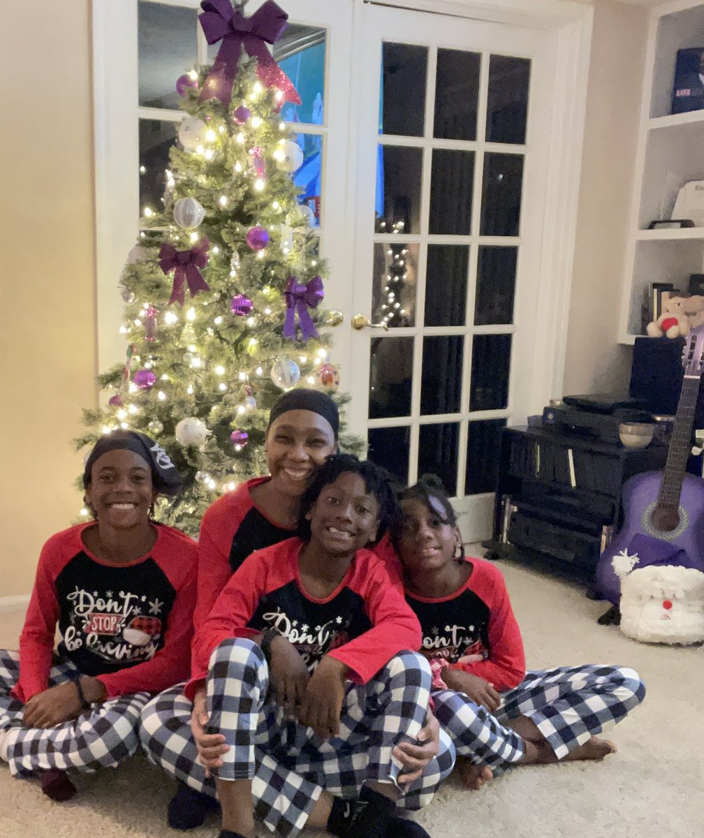 i_Am_Natalie_B's tweet photo. Happy Holidays from me and my greats! 🎅🏽🎄❤️ #GreatAunt #HappyHolidays #MemorableTime #CherishEveryMoment #ProudAunt https://t.co/GaCsu1DZes