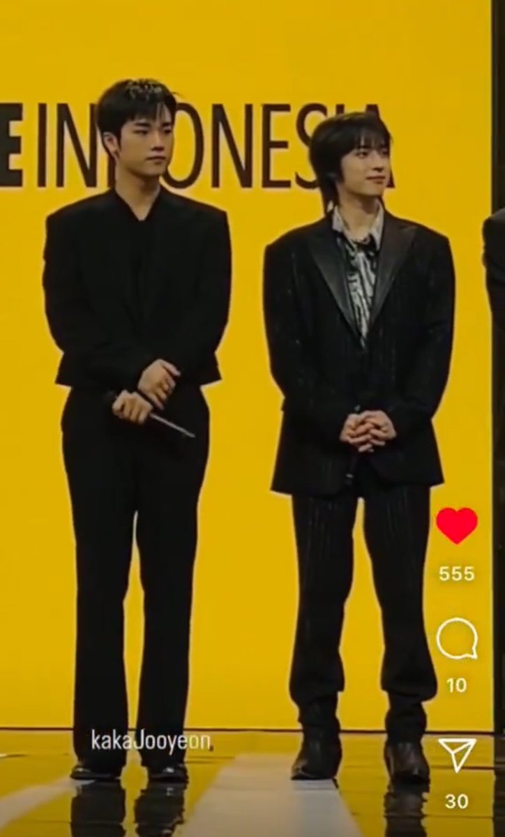 checkmypinned69's tweet photo. jise0k looks like a very strange little genderqueer mad scientist and jngsu looks like his gentle beautiful straight laced spouse who jise0k calls his wife https://t.co/TGwIXyrV3p