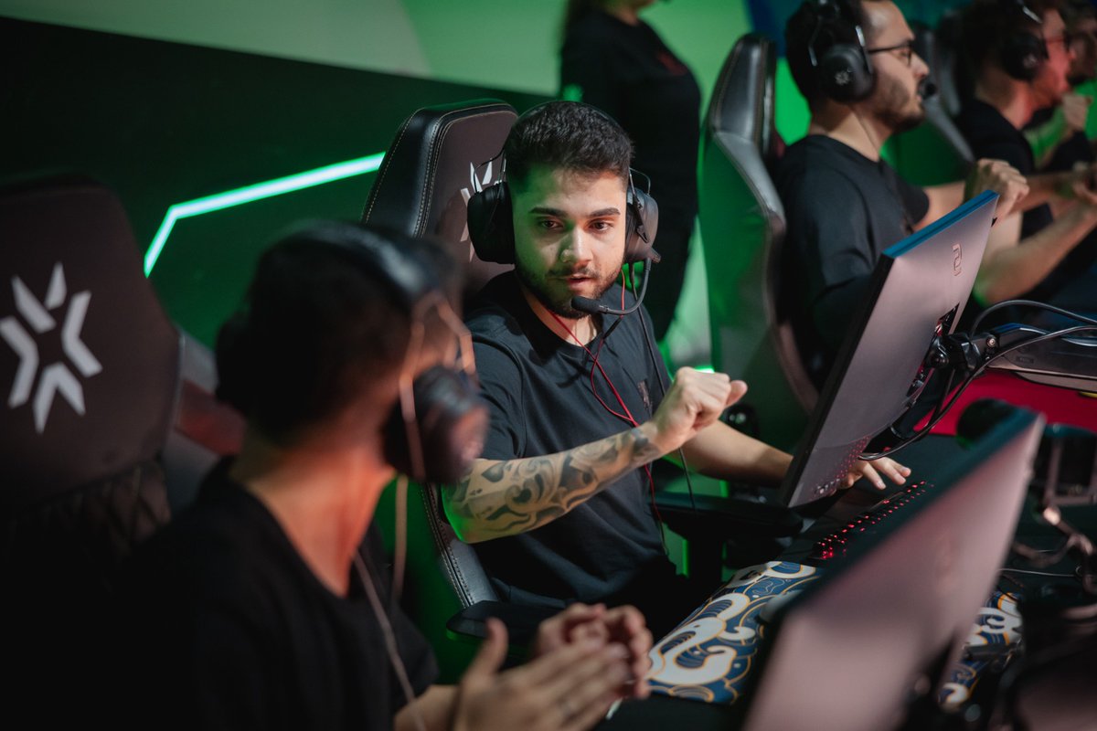 Campeão do 3º split do VCB 

Gostaria de agradecer a todos que torceram por nós, e também ao meu time pela oportunidade de chegar somando nesse elenco. É CAMPEÃOOO!!
<a href="/luk_xoxo/">ghoul</a> 
<a href="/sato_pequeno/">LEV pedra</a> 
<a href="/Urangofps/">RED Urango</a> 
<a href="/rglmeister/">rglmeister</a> 
<a href="/shaw_vlr/">shaW</a> 
<a href="/DRAGziKW/">RED DRAGziKW</a>