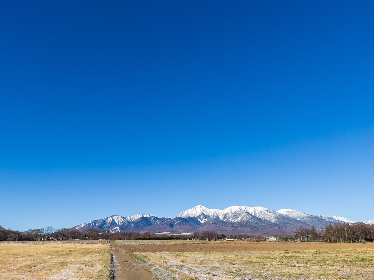 tawan_com's tweet photo. おはよ��ございます、長野県野辺山高原の陶芸体験たわんです。本日の最低気温−12.3度。今季1番冷え込んだ空は宇宙まで手が届きそうな八ヶ岳ブルーでした https://t.co/nFbjfp06I3